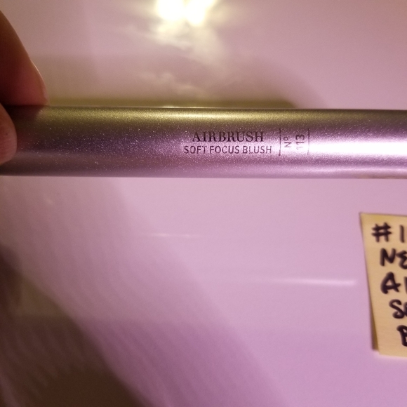 ✅#10073 It Cosmetics #113 Airbrush Soft Focus Blush Contour Silver Brush for Ult - Picture 5 of 7